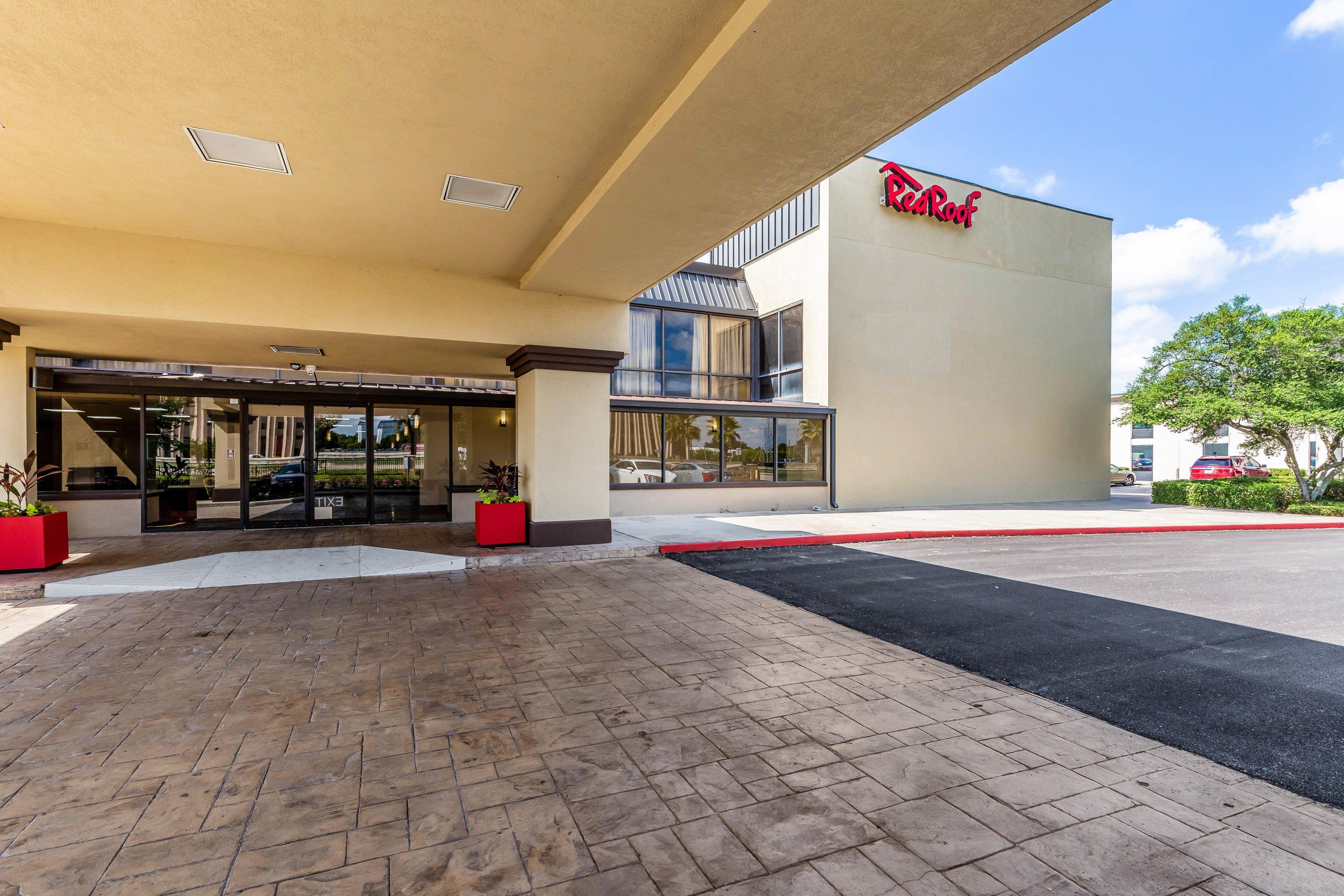 Red Roof Inn Plus & Suites Houston - Iah Airport Sw Exterior foto